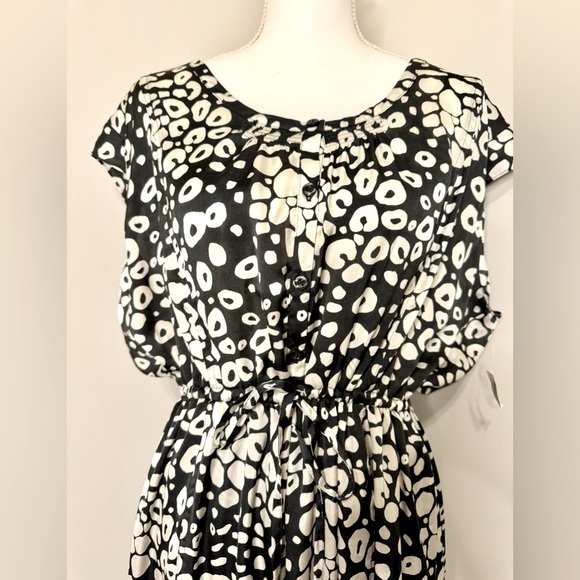 Old Navy Animal Print Tie Front Dress - Picture 3 of 5